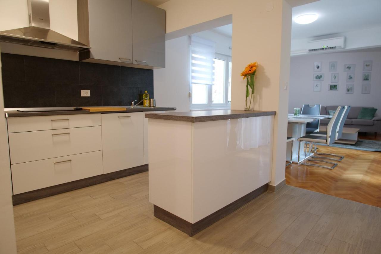 Arena Apartment With 3 Bedrooms In The City Center Pula Exterior foto